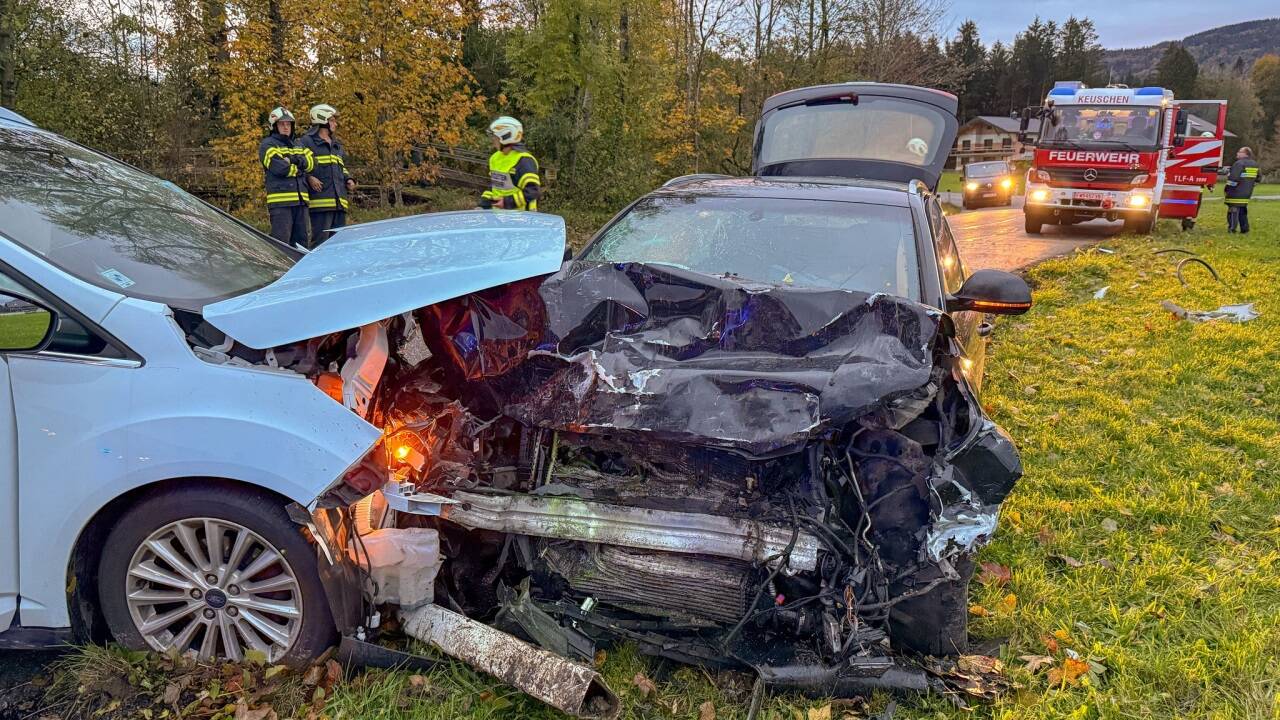Bei einem schweren Verkehrsunfall in St. Lorenz nahe der Salzburger Grenze wurden am Donnerstag drei Personen verletzt. 