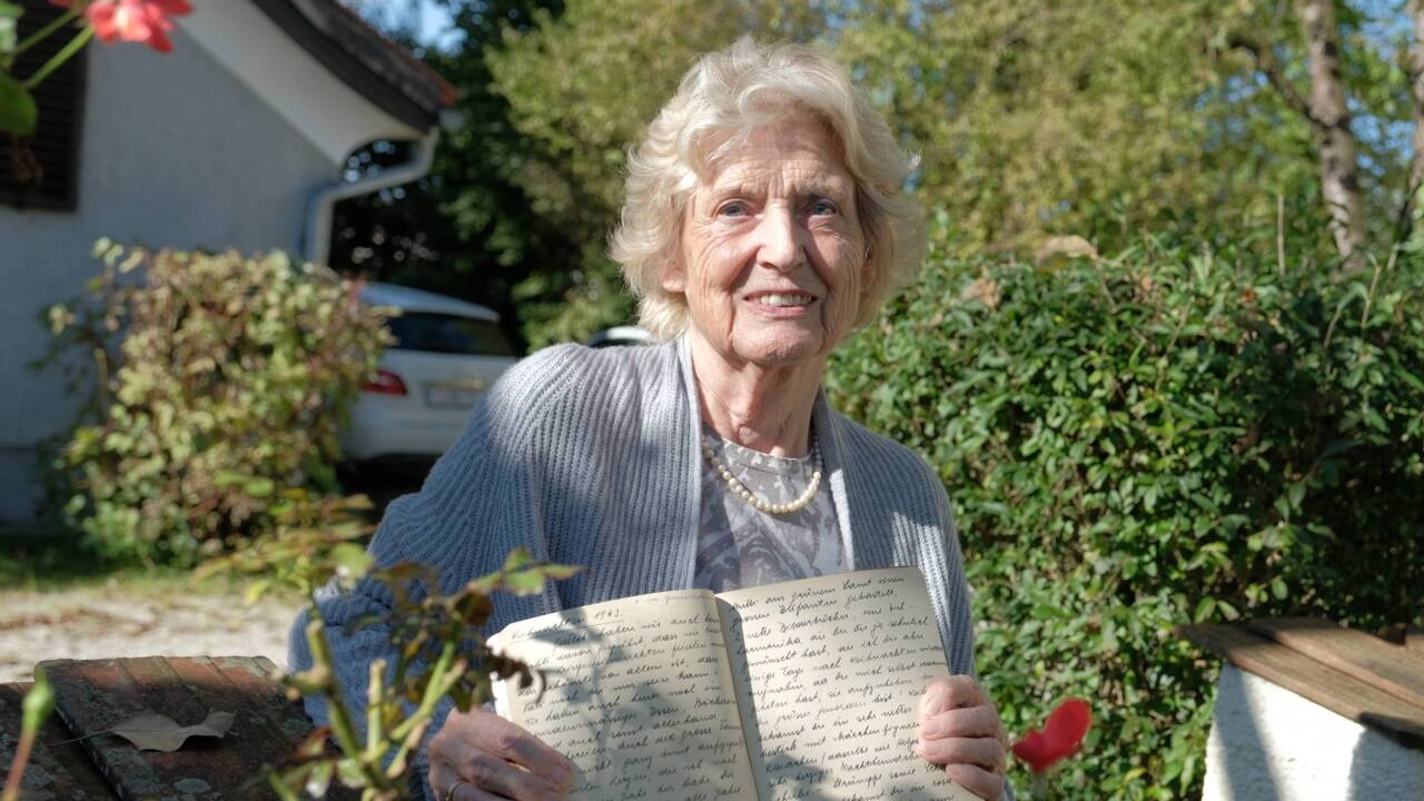 Die Salzburgerin Irmgard Steindl hat das Tagebuch wiedergefunden, das ihre Mutter für sie geschrieben hat. Darin sind Erlebnisse von den Bombenangriffen auf Salzburg festgehalten.  