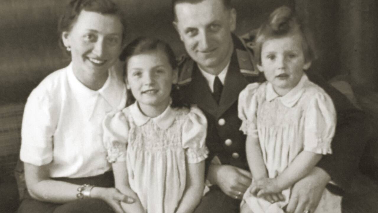 Gertrude und Karl Domenego mit den Töchtern Irmgard und Helga um 1944. 