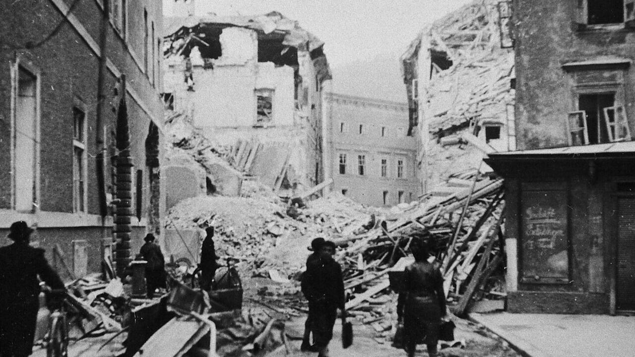 In der Stadt Salzburg gab es große Schäden nach den ersten Bombardierungen am 16. Oktober 1944. 
