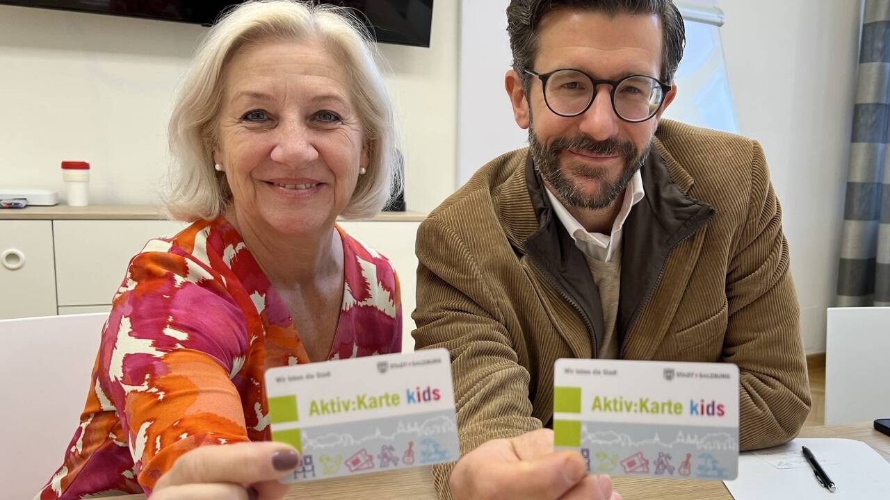 Die Aktiv:Karte gibt es im praktischen Scheckkarten-Format, im Bild (v.l.): Sozialstadträtin Andrea Brandner und Patrick Pfeifenberger, Vorstand der städtischen Sozialabteilung.  Die Aktiv:Karte gibt es im praktischen Scheckkarten-Format, im Bild (v.l.): Sozialstadträtin Andrea Brandner und Patrick Pfeifenberger, Vorstand der städtischen Sozialabteilung.