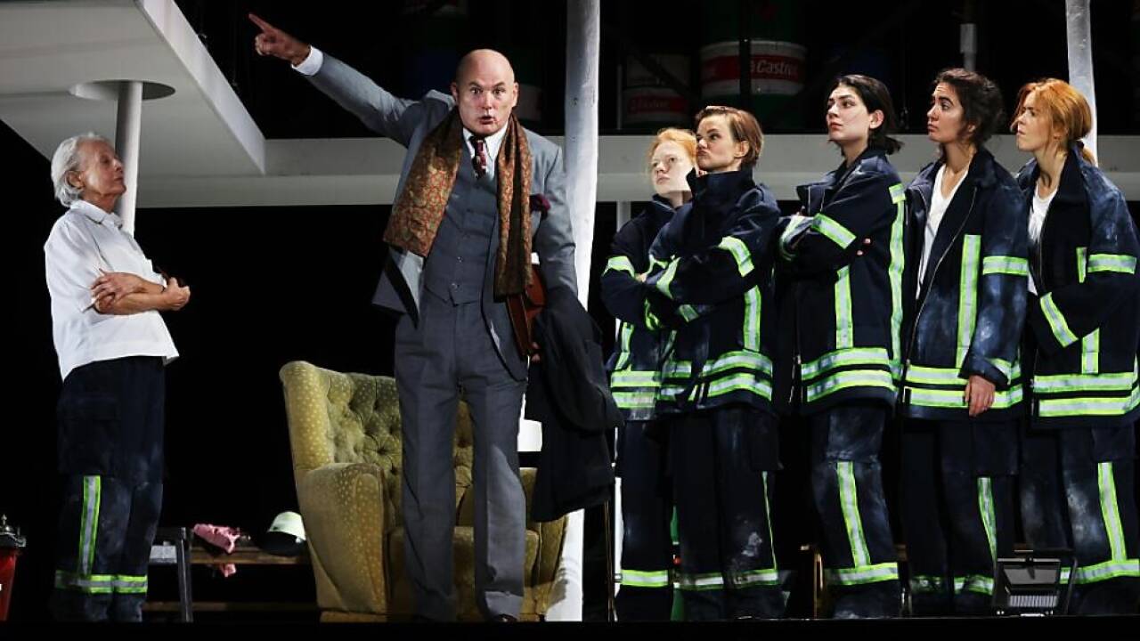 Der Chor an Feuerwehrfrauen beäugt Biedermanns Handeln skeptisch 