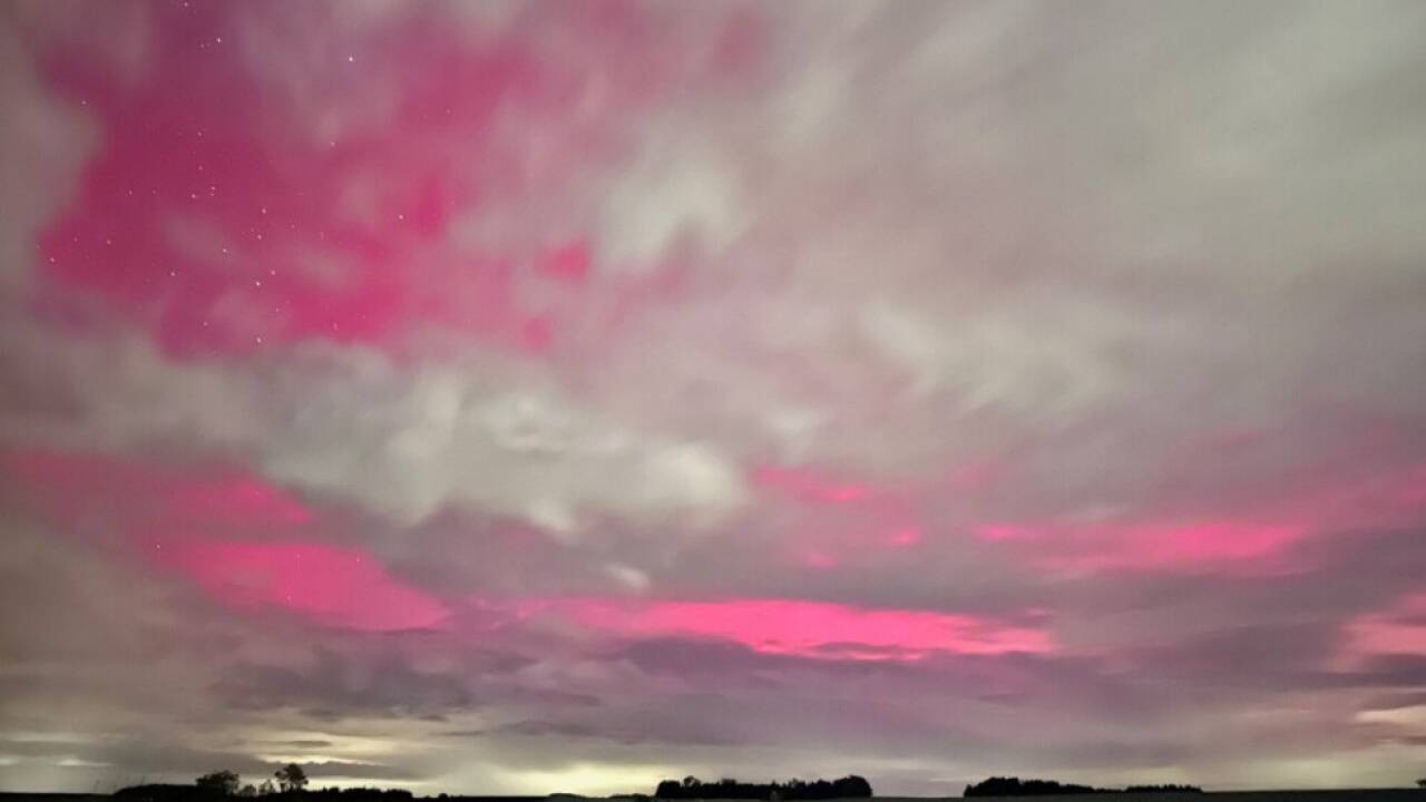 Pink schimmert es durch die Wolkendecke über Seewalchen am Attersee  Pink schimmert es durch die Wolkendecke über Seewalchen am Attersee
