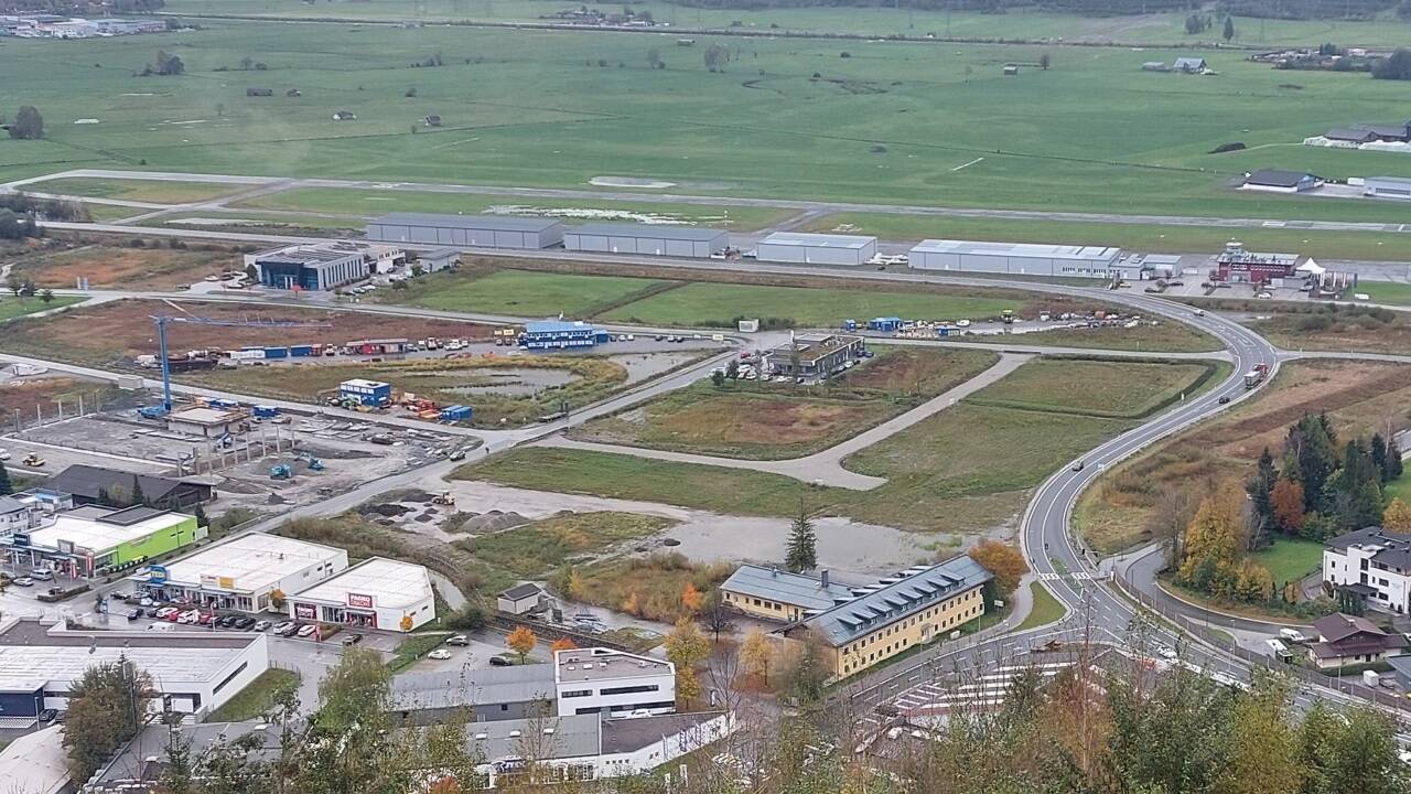 Die gesamte Fläche zwischen dem Flugplatz und den Gebäuden unten ist Gewerbegebiet. Auf den noch vorhandenen Grünflächen gibt es schützenswerte Biotope. 