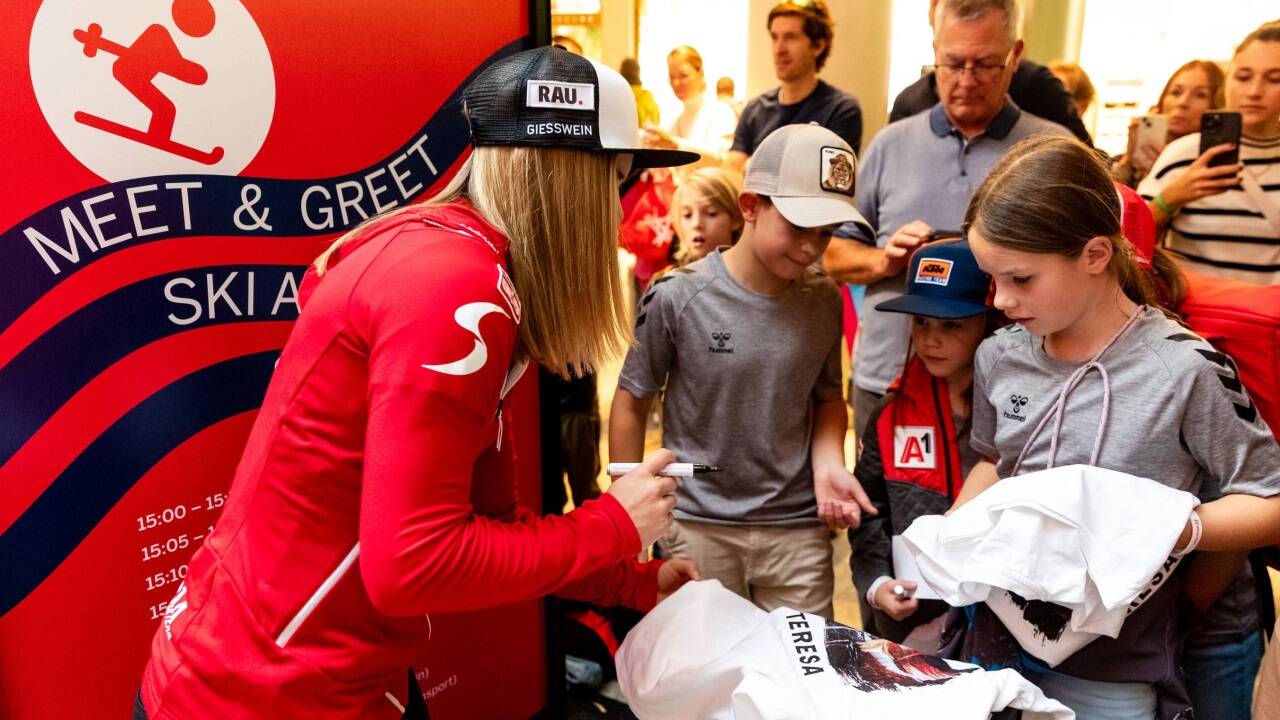 Die Autogramme von Ski-Ass Katharina Liensberger sind begehrt.  Die Autogramme von Ski-Ass Katharina Liensberger sind begehrt.