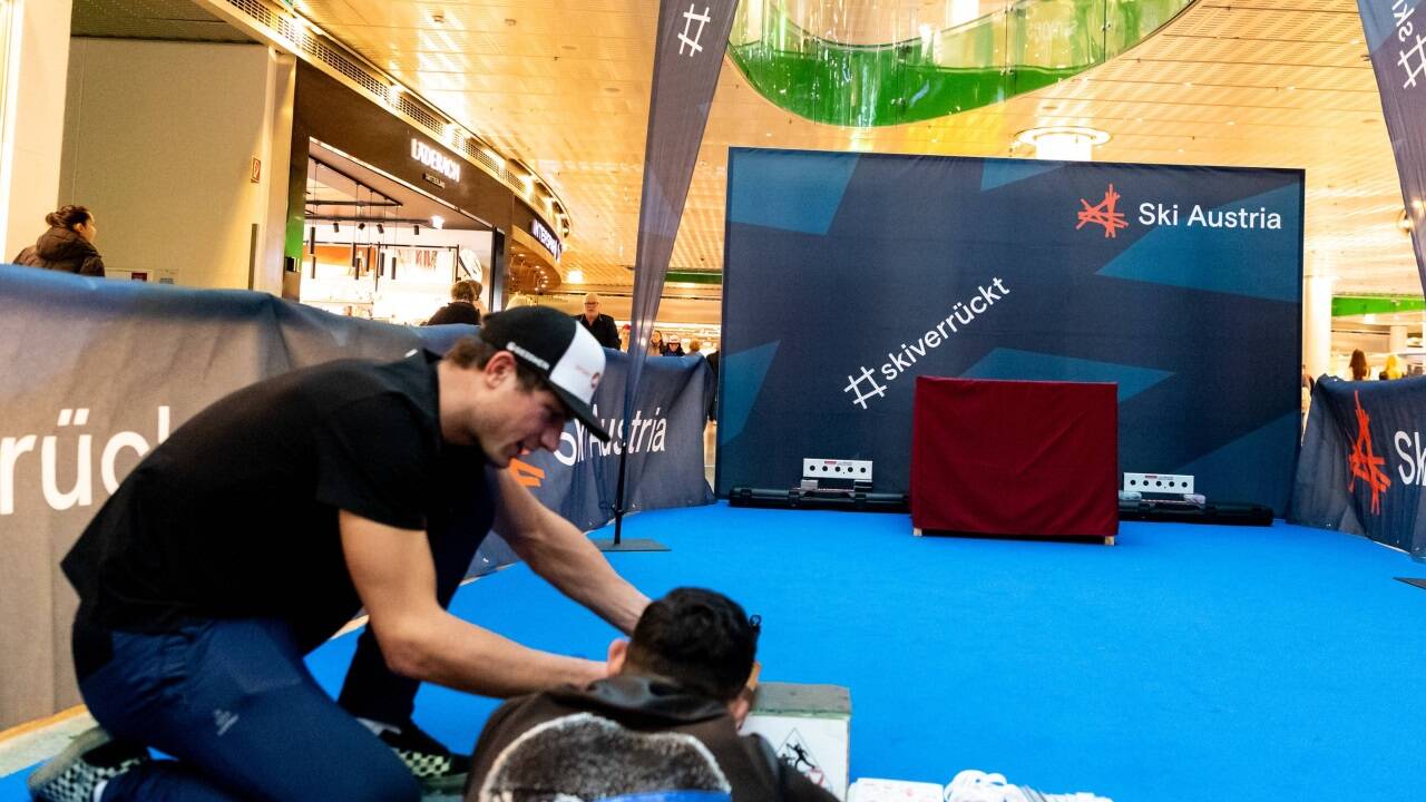 Selber ausprobieren ist angesagt: Hier ein Selbstversuch beim Biathlon-Schießstand.  Selber ausprobieren ist angesagt: Hier ein Selbstversuch beim Biathlon-Schießstand.