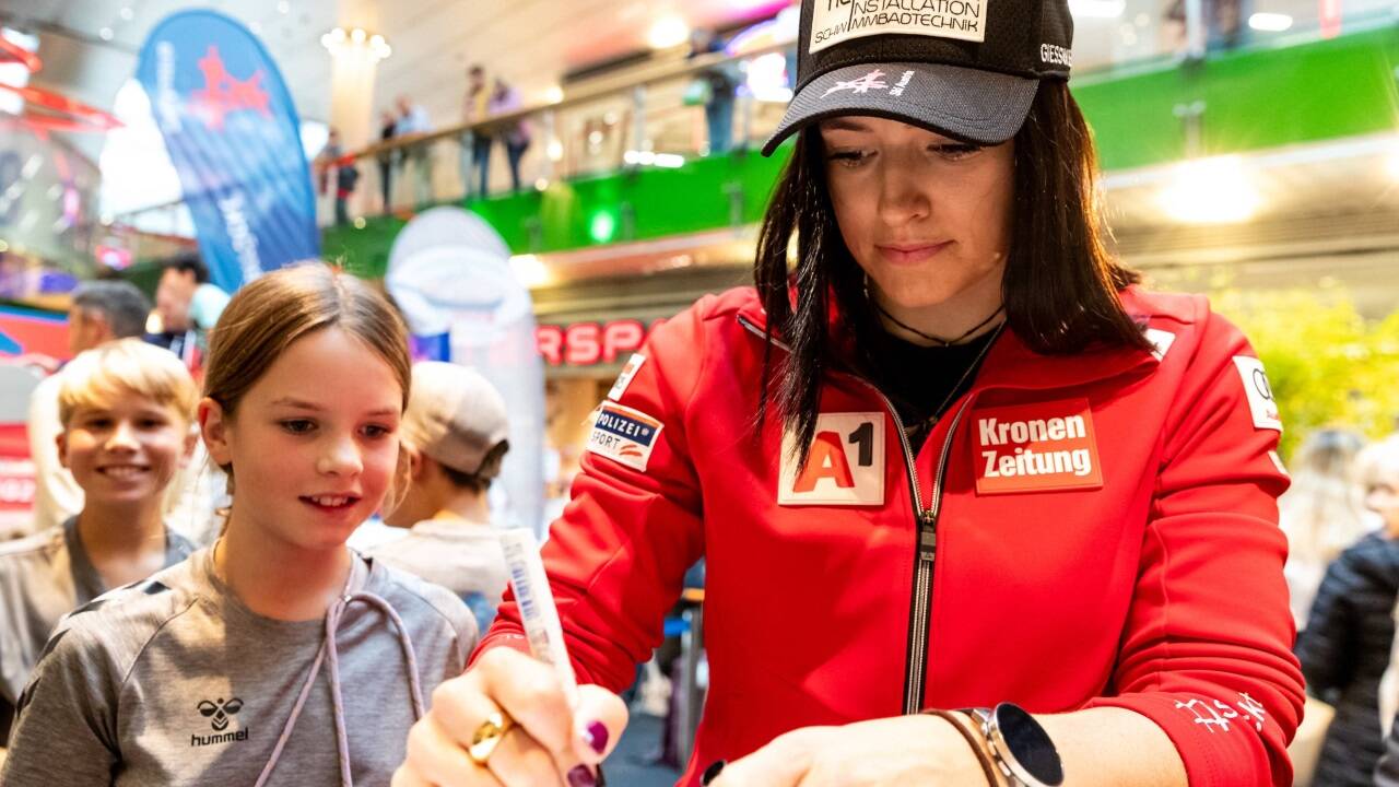 ÖSV-Ass Katharina Huber beim Autogrammschreiben.  ÖSV-Ass Katharina Huber beim Autogrammschreiben.