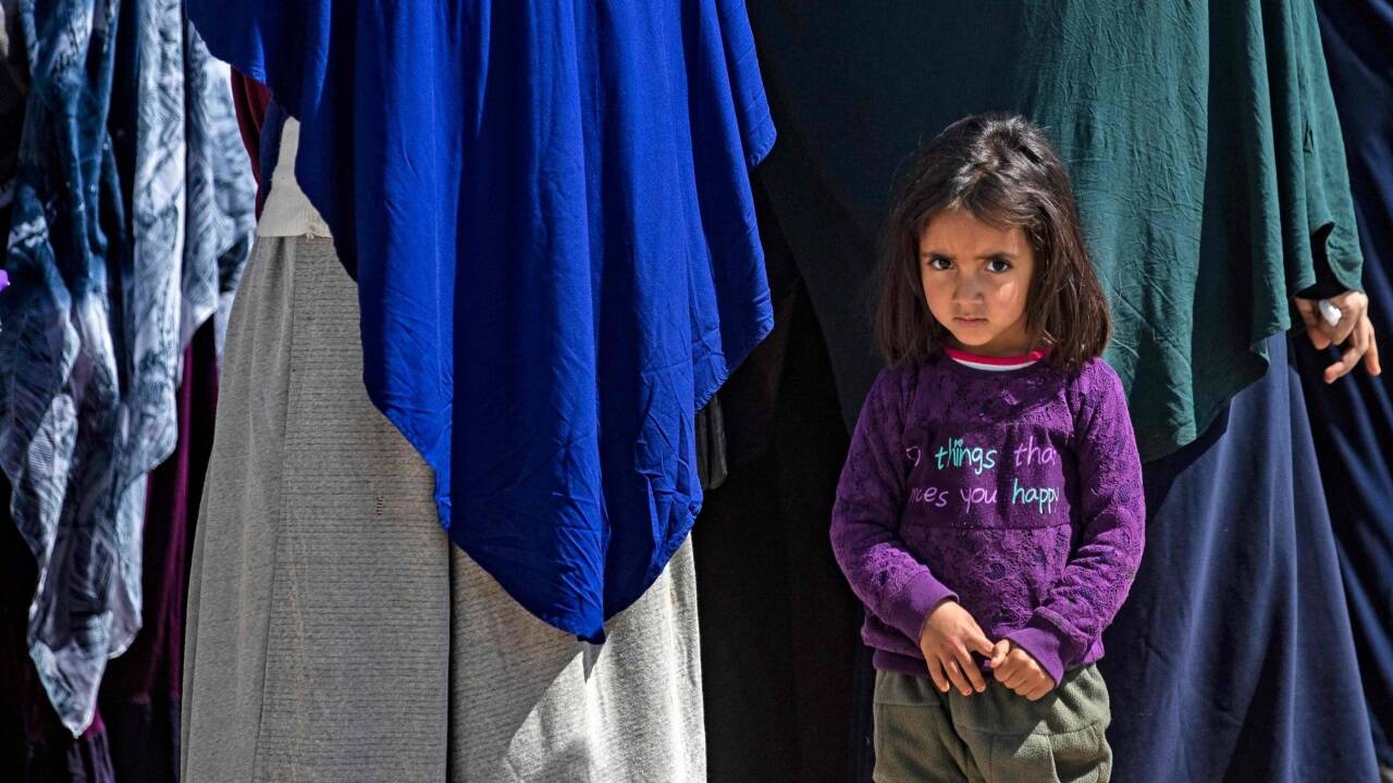 Ein Kind vor verschleierten Frauen im Lager Al-Roj in Nordsyrien, wo sich die Halleinerin Maria G. mit ihren beiden Söhnen seit 2020 befindet. 
