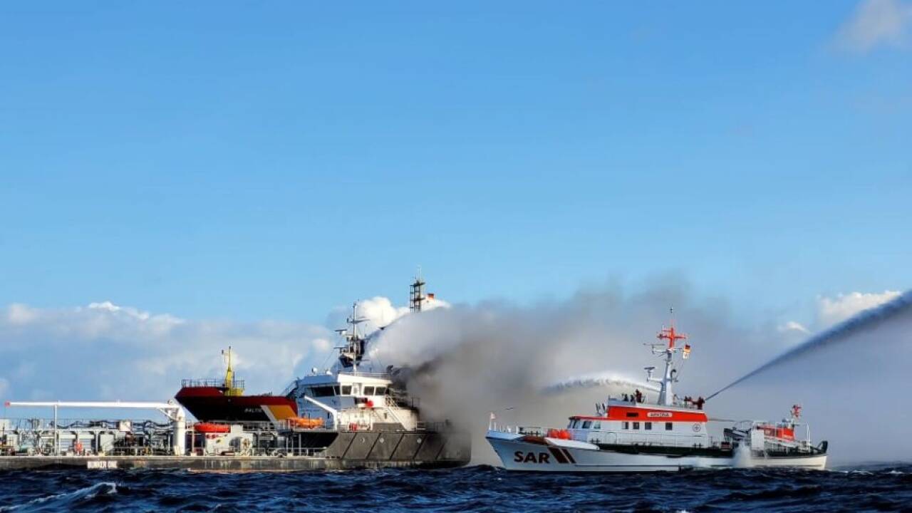 Löschboote bekämpfen den Brand  Löschboote bekämpfen den Brand