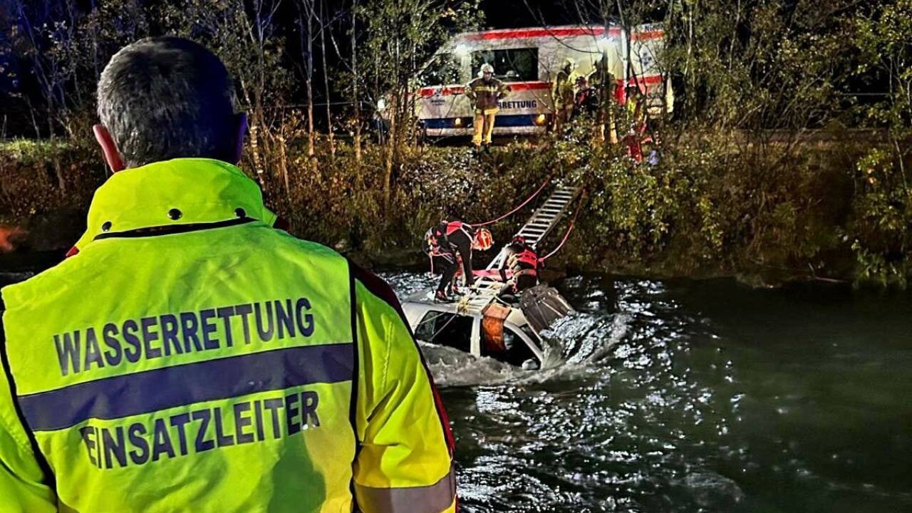 Ein 17-Jähriger und seine zwei Mitfahrer landeten in der Fuscher Ache.   Ein 17-Jähriger und seine zwei Mitfahrer landeten in der Fuscher Ache.