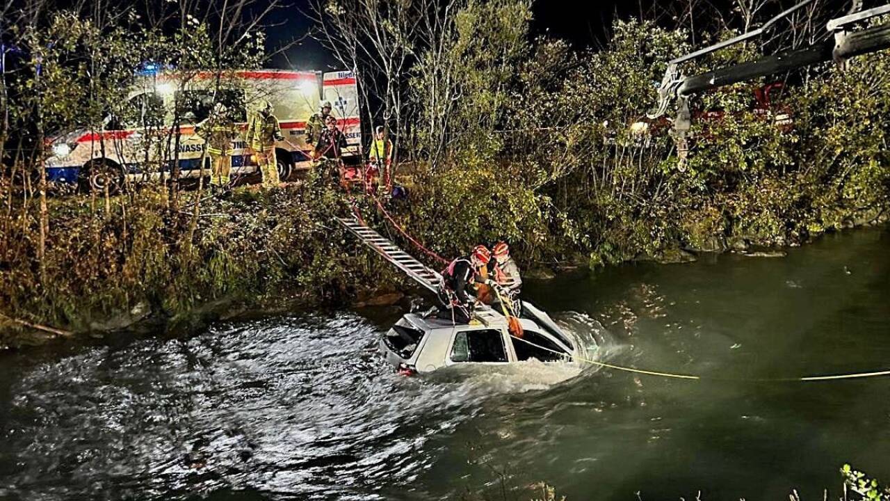 Ein 17-Jähriger und seine zwei Mitfahrer landeten in der Fuscher Ache.   Ein 17-Jähriger und seine zwei Mitfahrer landeten in der Fuscher Ache.