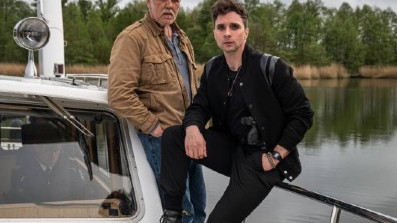 Kriminalkommissar Vincent Ross (André Kaczmarczyk, re.) und Kriminalkommissar Karl Rogov (Frank Leo Schröder, li.) ermitteln mit den Kollegen von der Wasserschutzpolizei in der Umgebung von Eberswalde. 