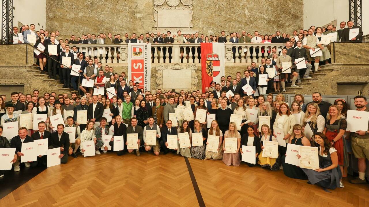 Mehr als 400 Meisterinnen und Meister haben heute ihre Meisterbriefe erhalten. 
