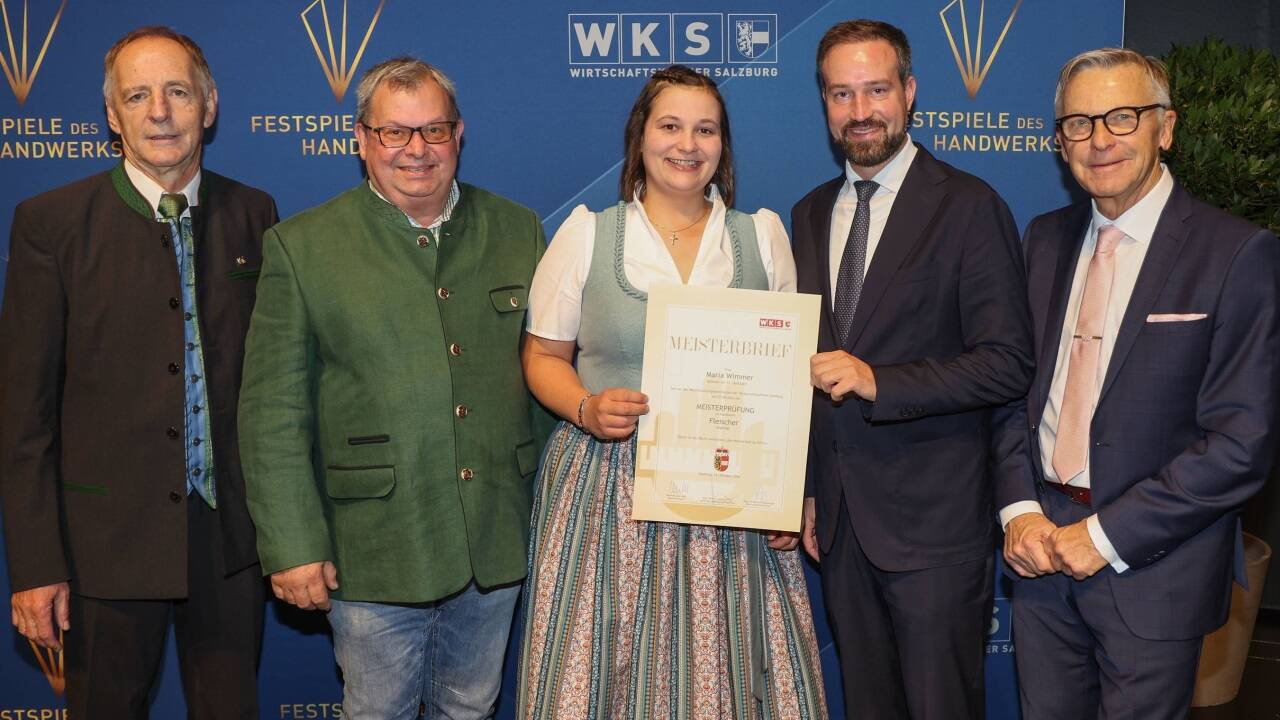 Bei der Auszeichnung der Sieger des 34. Salzburger Handwerkspreises (v. l.): WKS-Präsident Peter Buchmüller, Richard Kappeller (2. Platz, Messermacher Kappeller), Bernhard Heigl und Michael Schmidt (1. Platz, Heigl GmbH), Denise Premm und Christian Pagitsch (3. Platz, Pagitsch GmbH), Gewerbe-Spartenobmann Josef Mikl. 
