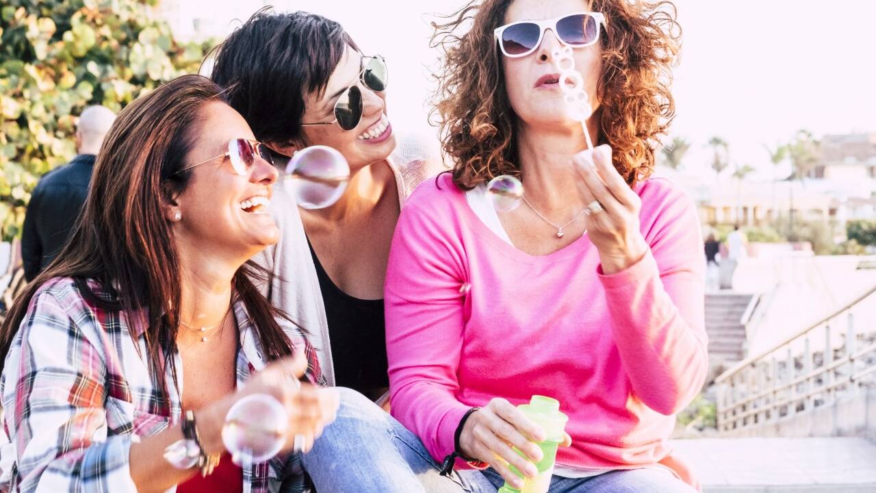 Jung, alt oder dazwischen? Die mittleren Jahre samt Menopause sind auch ein riesiges Geschäftsfeld geworden. simona - stock.adobe.com 