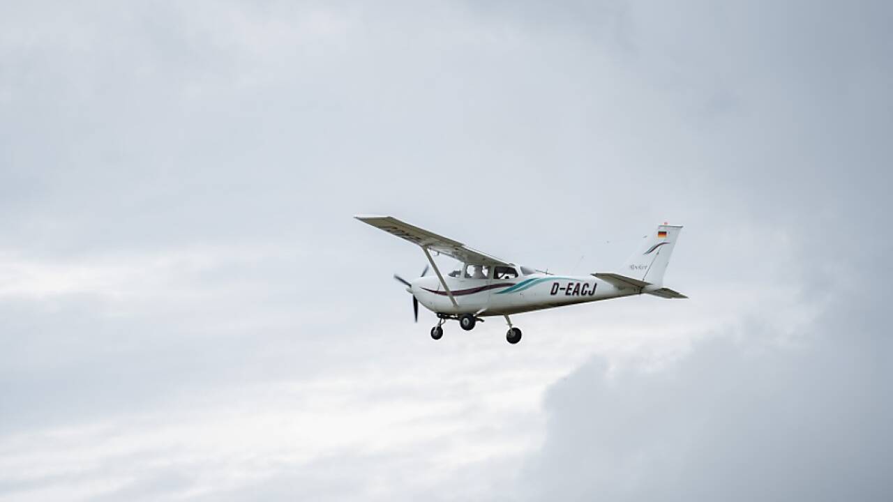 Ehefrau landete nach Herzinfarkt des Piloten Kleinflugzeug  Ehefrau landete nach Herzinfarkt des Piloten Kleinflugzeug