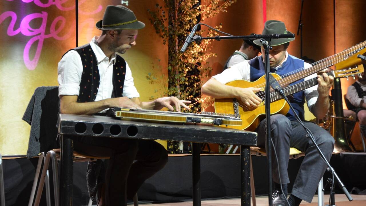 Das Duo Steindl-Landenhammer mit Zither und Kontragitarre. 