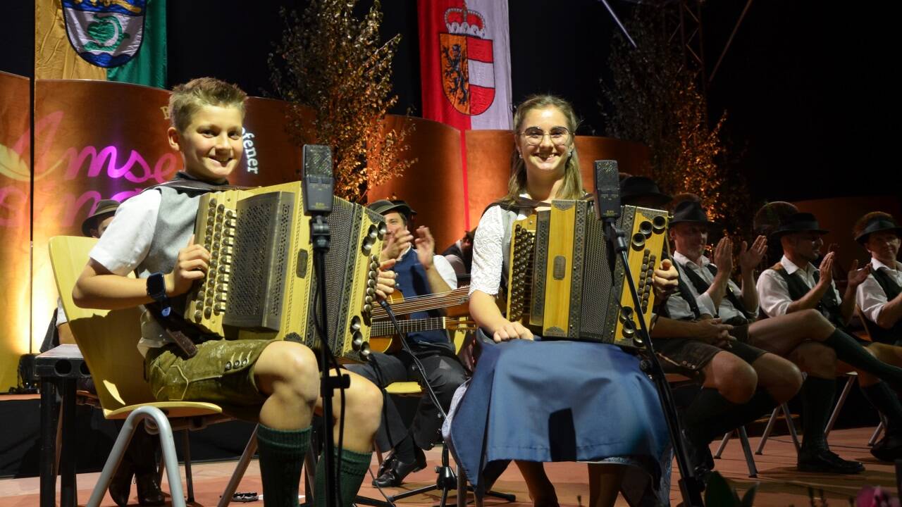 Das Pongauer Harmonikaduo Reitsamberger (Moritz Listberger, 11 Jahre, mit seiner Tante Valentina Fluch, 20 Jahre) 