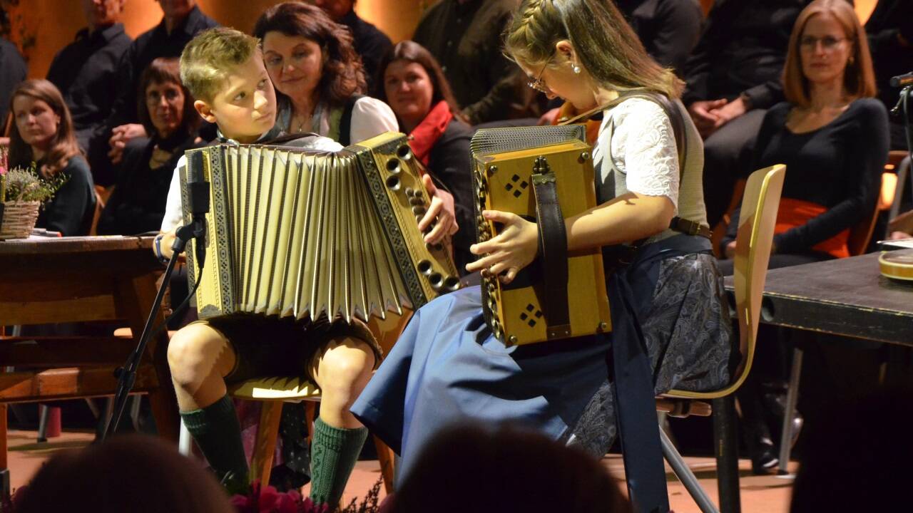 Das Pongauer Harmonikaduo Reitsamberger (Moritz Listberger, 11 Jahre, mit seiner Tante Valentina Fluch, 20 Jahre) 