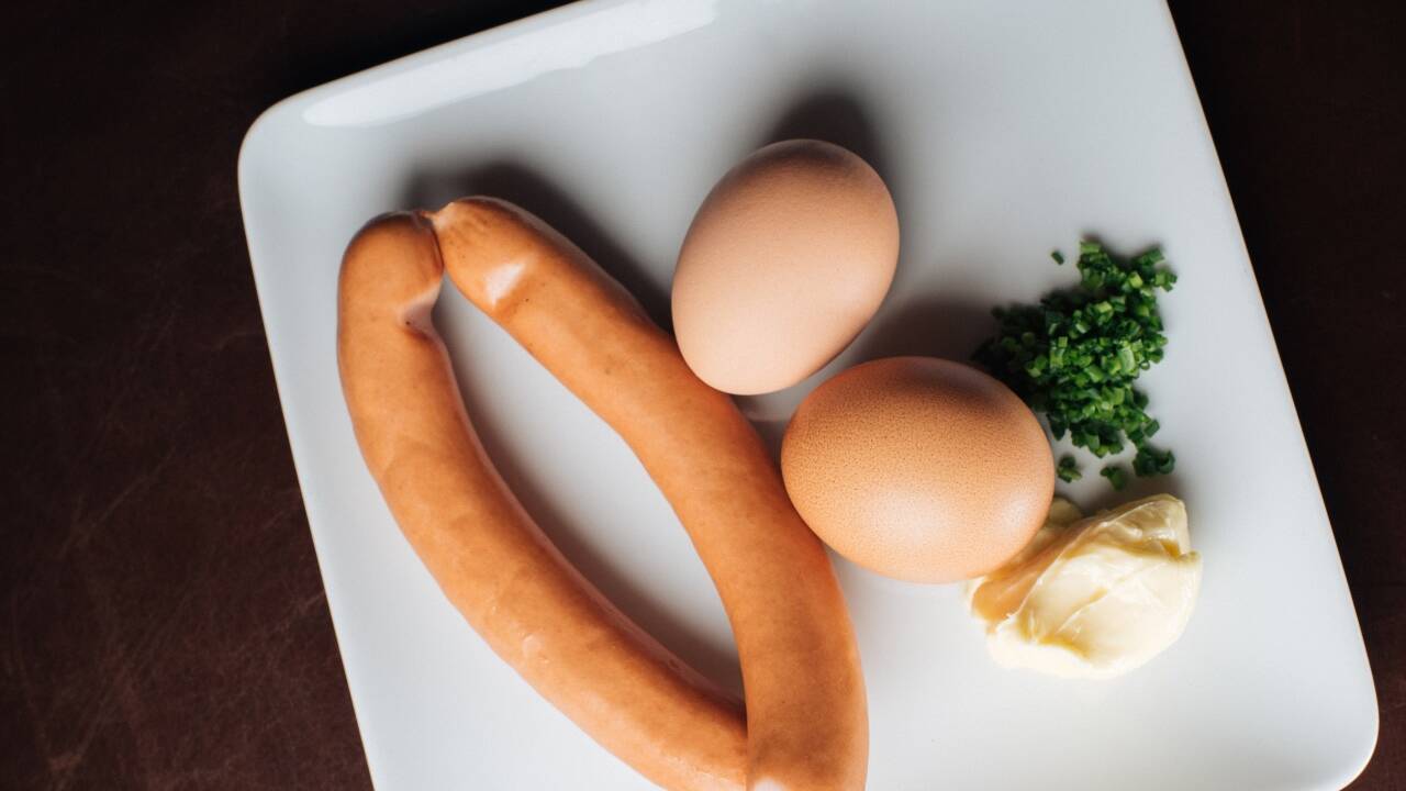 Gastgeberin Evelyn Brandstätter (im Bild mit Peter Gnaiger) in ihrem „Wohnzimmer“ namens Café Bazar. Hier gibt es seit Jahrzehnten Nahrung für Körper, Geist und Seele.  