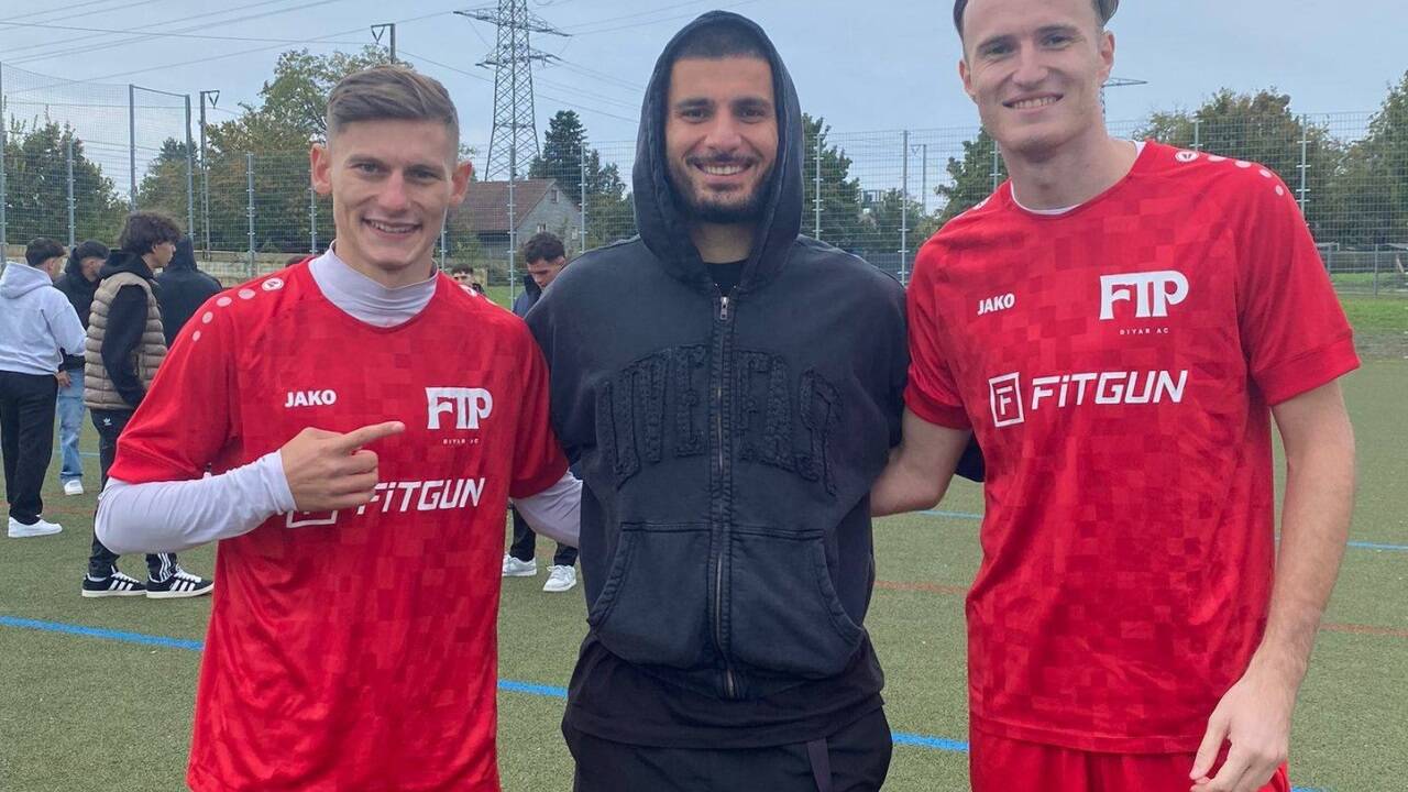 Austria-Kicker Tobias Moser (links) und Saalfelden-Goalie Ammar Hasanovic trafen in Stuttgart den deutschen Nationalspieler Deniz Undav.  Austria-Kicker Tobias Moser (links) und Saalfelden-Goalie Ammar Hasanovic trafen in Stuttgart den deutschen Nationalspieler Deniz Undav.