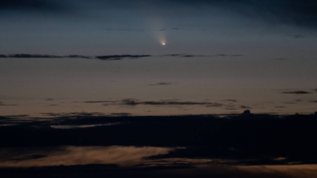 Samstagabend war der Schweifstern in einem Wolkenfenster zu sehen 
