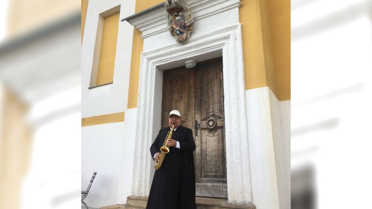 Pater Franz Lauterbacher wird die Wallfahrerinnen und Wallfahrer am 25. Oktober mit Saxofonklängen vor der Kirche St. Pankraz empfangen.   Pater Franz Lauterbacher wird die Wallfahrerinnen und Wallfahrer am 25. Oktober mit Saxofonklängen vor der Kirche St. Pankraz empfangen.