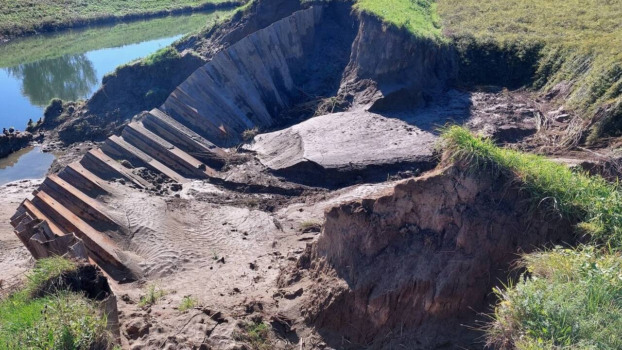 Unmittelbar vor Rust brach der Damm der Perschling.  Unmittelbar vor Rust brach der Damm der Perschling.