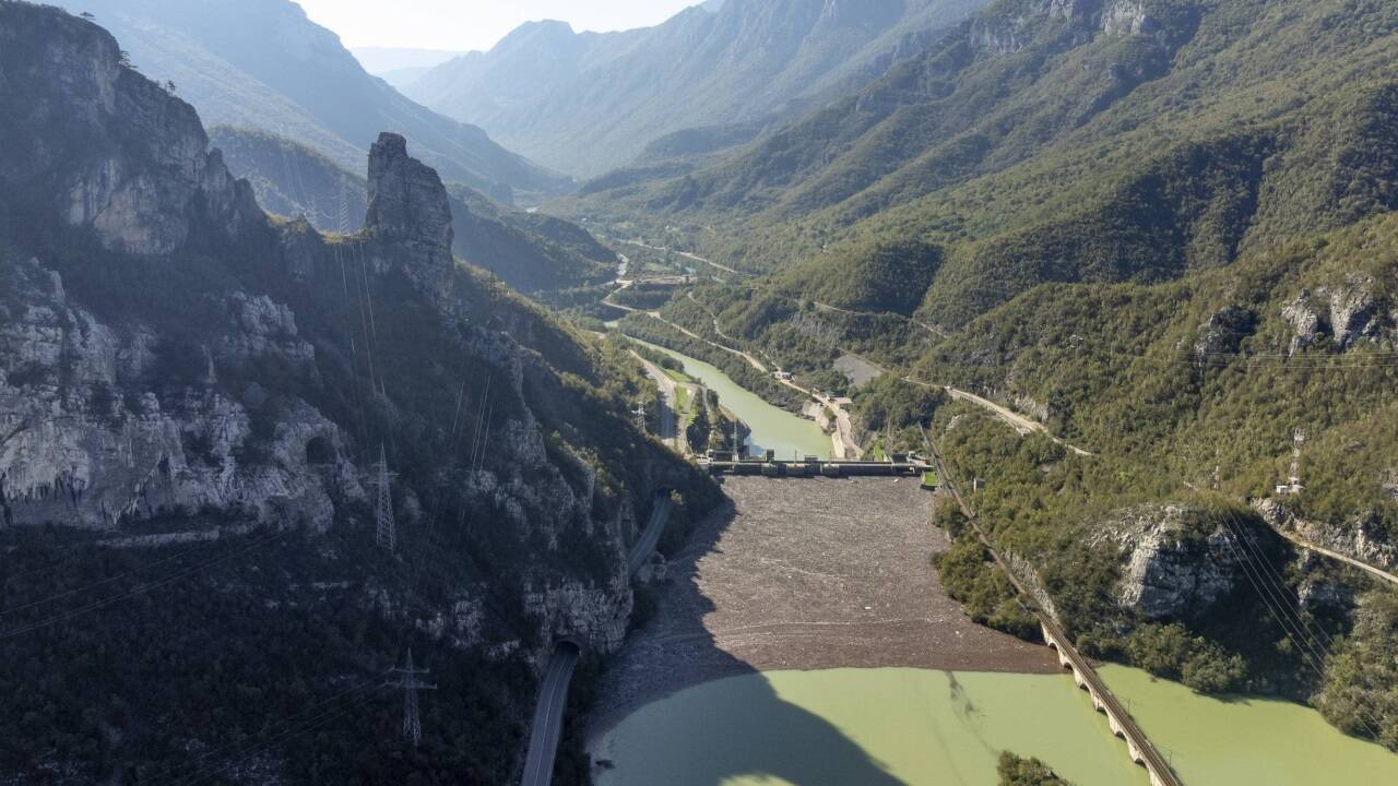 Tage nach der Katastrophe hält der Staudamm bei Grabovica den Unrat davon ab, weiter flussabwärts zu schwimmen.   Tage nach der Katastrophe hält der Staudamm bei Grabovica den Unrat davon ab, weiter flussabwärts zu schwimmen.
