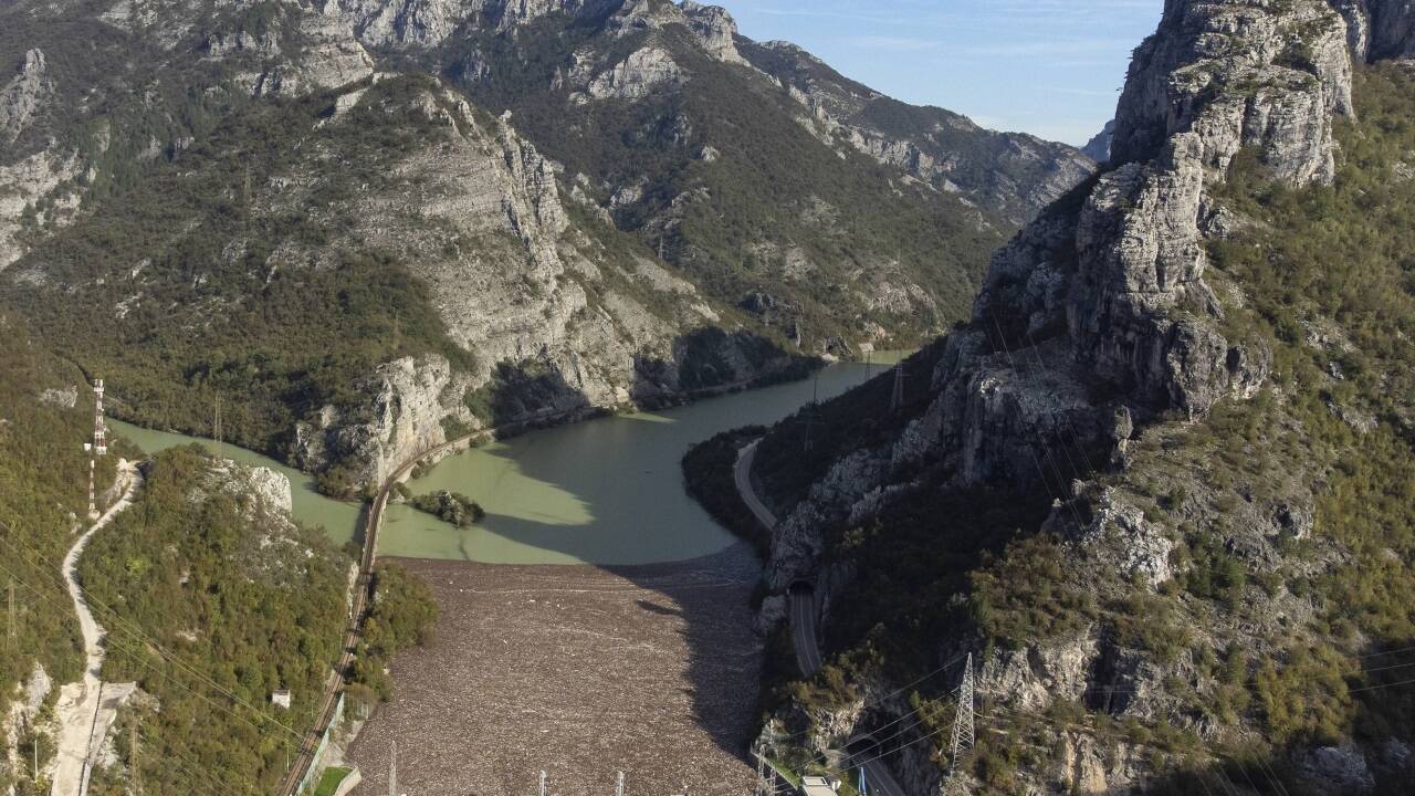Neun Tage nach der Katastrophe hält der Staudamm bei Grabovica den Unrat davon ab, weiter flussabwärts zu schwimmen  Neun Tage nach der Katastrophe hält der Staudamm bei Grabovica den Unrat davon ab, weiter flussabwärts zu schwimmen