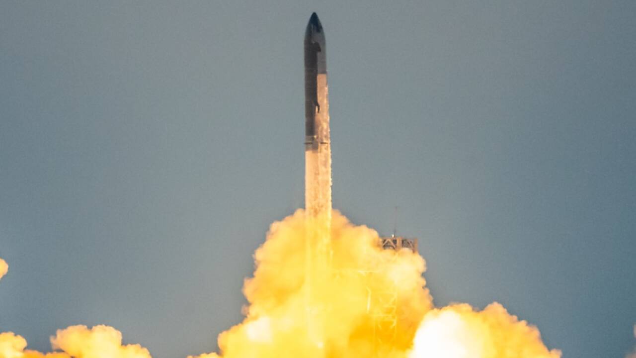 Untere Raketenstufe wieder am Starturm gelandet 