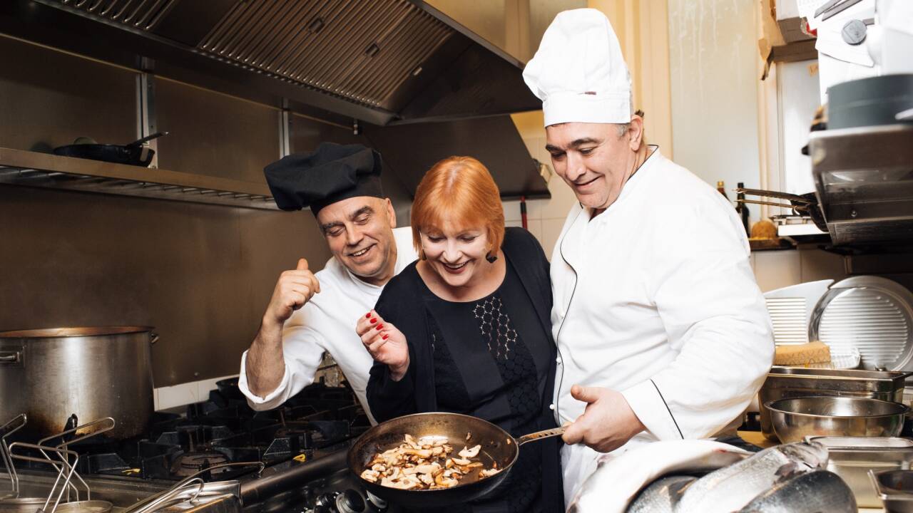 Grüner Spargel, weiße Shrimps, rote Kirschtomaten: Ciro Buono (r.) und Antonio Veseli interpretieren für ihren Stammgast Chris Lohner ihre Nationalflagge neu. 