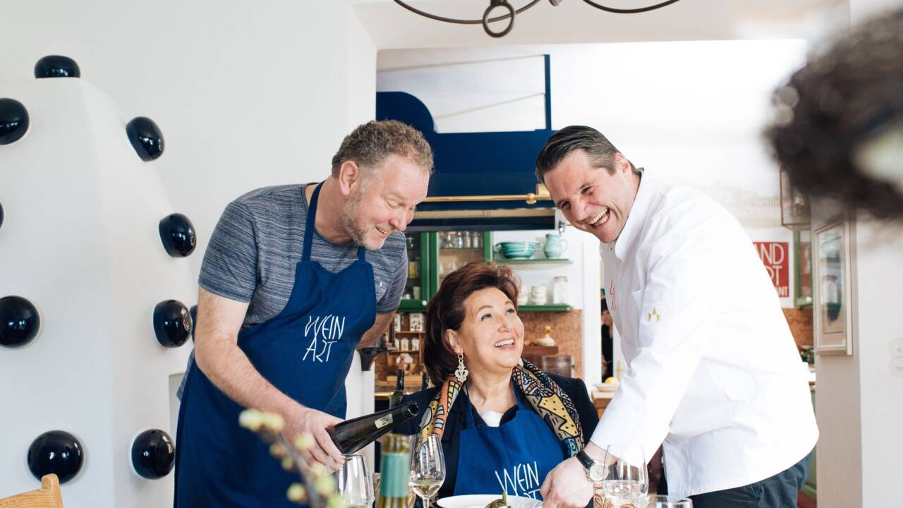 Zwei italienische Klassiker: gelierte Minestrone und Ossobuco mit Schmorgemüse. Julian Grössinger (r.) und Peter Gnaiger bewirten Suzanne Harf. 