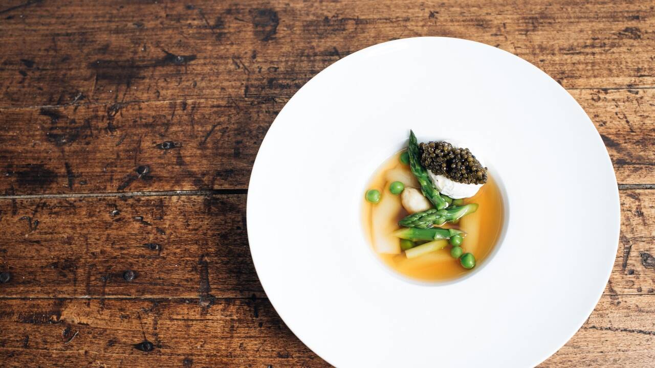 Zwei italienische Klassiker: gelierte Minestrone und Ossobuco mit Schmorgemüse. Julian Grössinger (r.) und Peter Gnaiger bewirten Suzanne Harf. 
