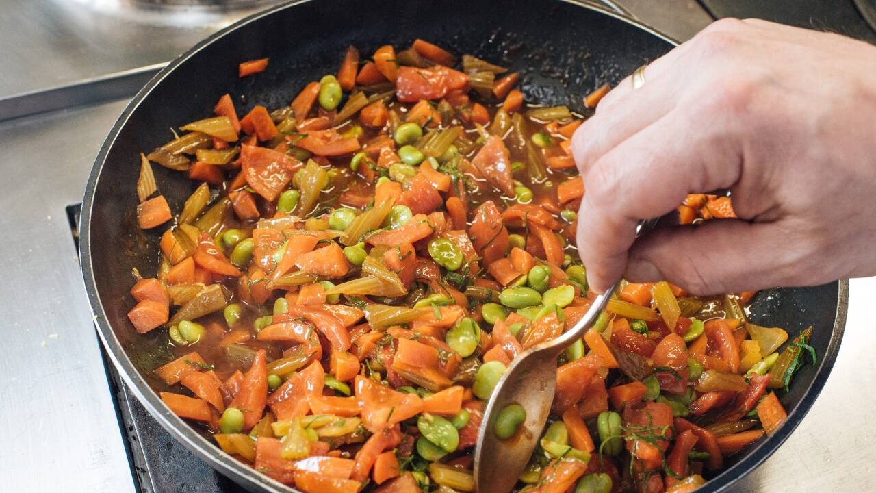 Zwei italienische Klassiker: gelierte Minestrone und Ossobuco mit Schmorgemüse. Julian Grössinger (r.) und Peter Gnaiger bewirten Suzanne Harf. 