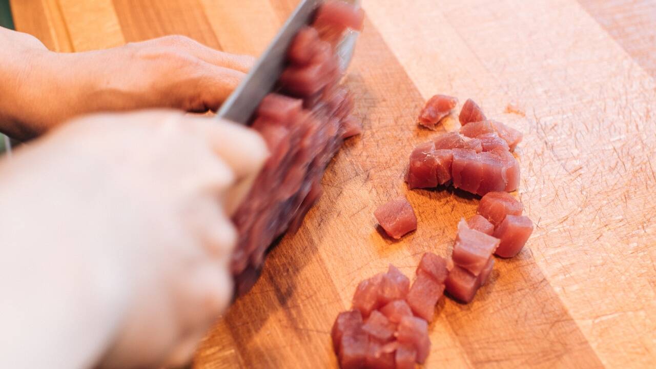 Der klein geschnittene rohe Thunfisch wird in eine herrlich würzige Marinade eingelegt. 