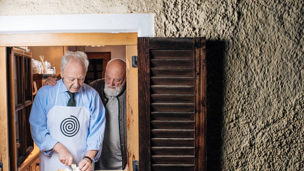 Zwei Weise unter sich: Karl Eschlböck und Sepp Forcher auf dem Weg zum perfekten Kalbsgulasch mit Serviettenknödel. 