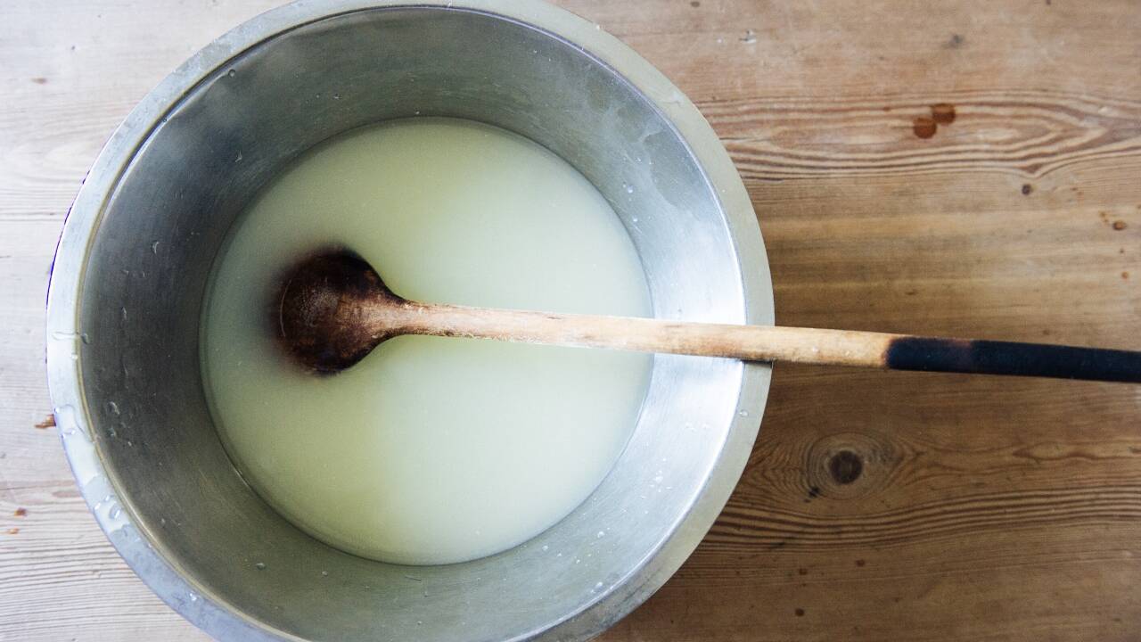 Wir haben Molke mit Mehl zu gleichen Teilen gemischt und den Teig in mundgerechten Portionen in das kochende Wasser gespachtelt.  Wir haben Molke mit Mehl zu gleichen Teilen gemischt und den Teig in mundgerechten Portionen in das kochende Wasser gespachtelt.