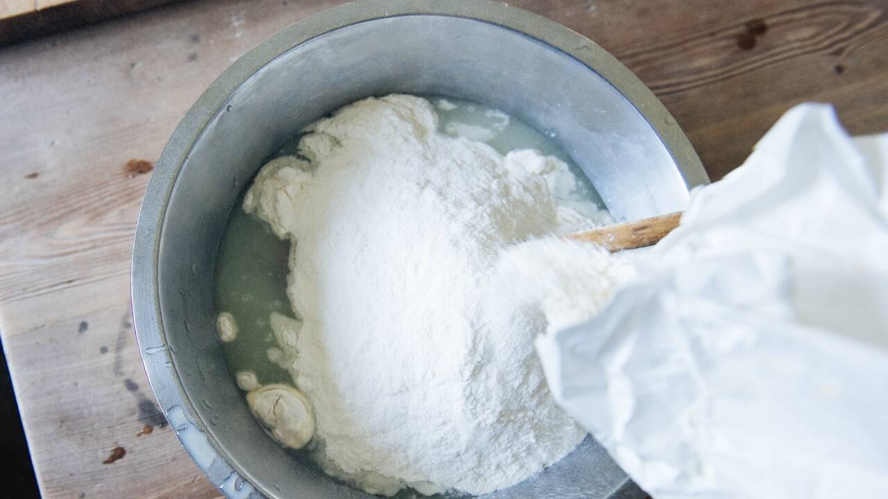 Wir haben Molke mit Mehl zu gleichen Teilen gemischt und den Teig in mundgerechten Portionen in das kochende Wasser gespachtelt.  Wir haben Molke mit Mehl zu gleichen Teilen gemischt und den Teig in mundgerechten Portionen in das kochende Wasser gespachtelt.
