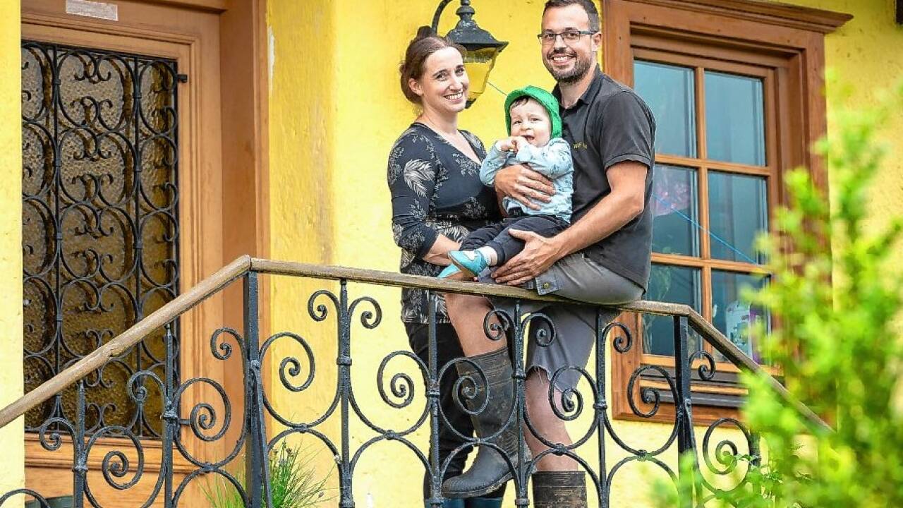 Ein Bild aus besseren Tagen: Sabine und Wolfgang Gruber mit Söhnchen Josef vor ihrem Bauernhaus. Nach dem schweren Unfall muss Sabine den Hof allein in Schwung halten.    Ein Bild aus besseren Tagen: Sabine und Wolfgang Gruber mit Söhnchen Josef vor ihrem Bauernhaus. Nach dem schweren Unfall muss Sabine den Hof allein in Schwung halten.