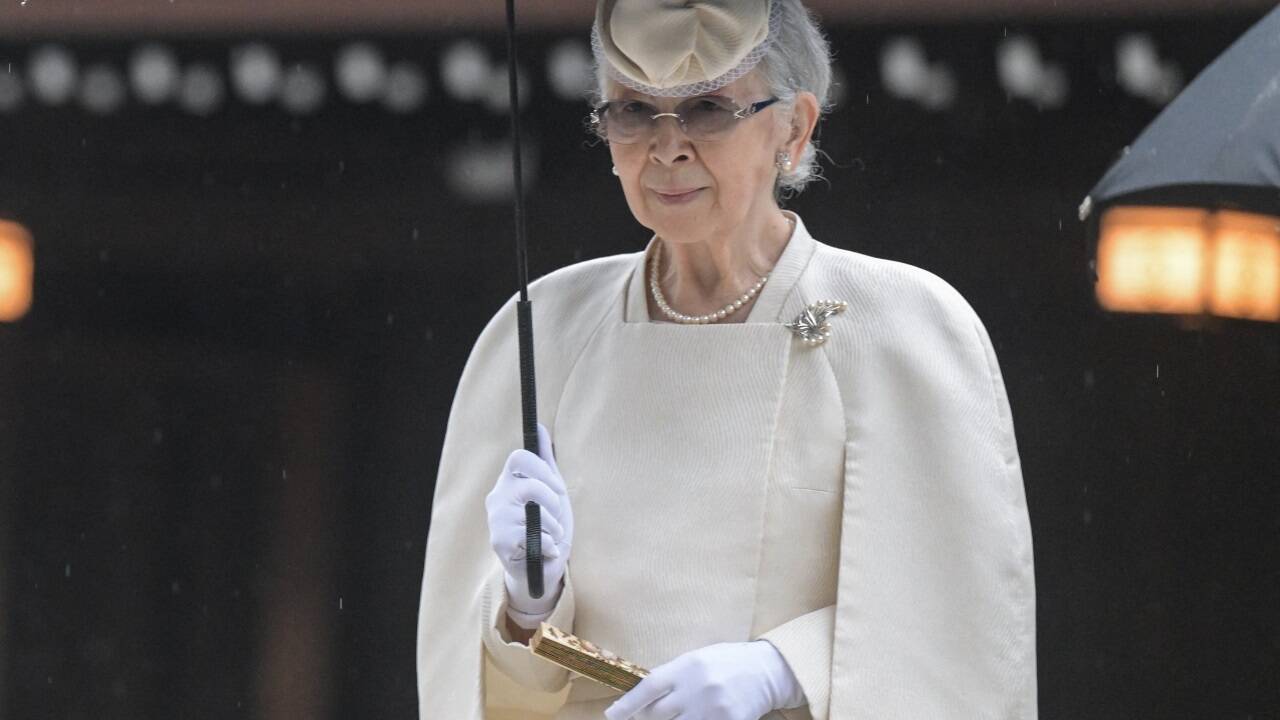 Die Operation an Japans 89-jähriger ehemaliger Kaiserin Michiko am 8. Oktober 2024 verlief nach offiziellen Angaben erfolgreich, nachdem sie zu Hause gestürzt war und sich das Bein gebrochen hatte. 