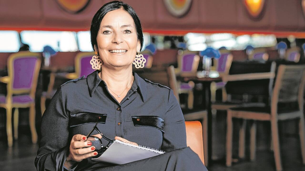 Petra Fuchs sieht viele Fortschritte bezüglich der Chancengleichheit von Frauen in den letzten Jahren. Dennoch betont sie die Notwendigkeit von Quoten und Mentoringprogrammen. Gemischte Teams tragen wesentlich zum Erfolg bei, so Fuchs. 