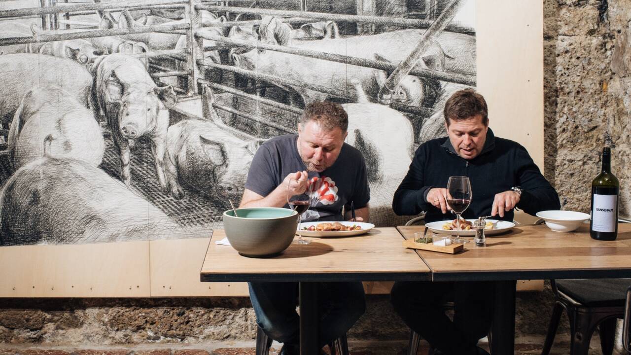 Die Vermählung von feinem Fleisch mit veredelten Pflanzen (v. l.): Zedernzitronen, Schinken mit Zwiebelpüree und Rhabarber, eingelegte Artischocken und eine Fledermaus mit Radieschen.  