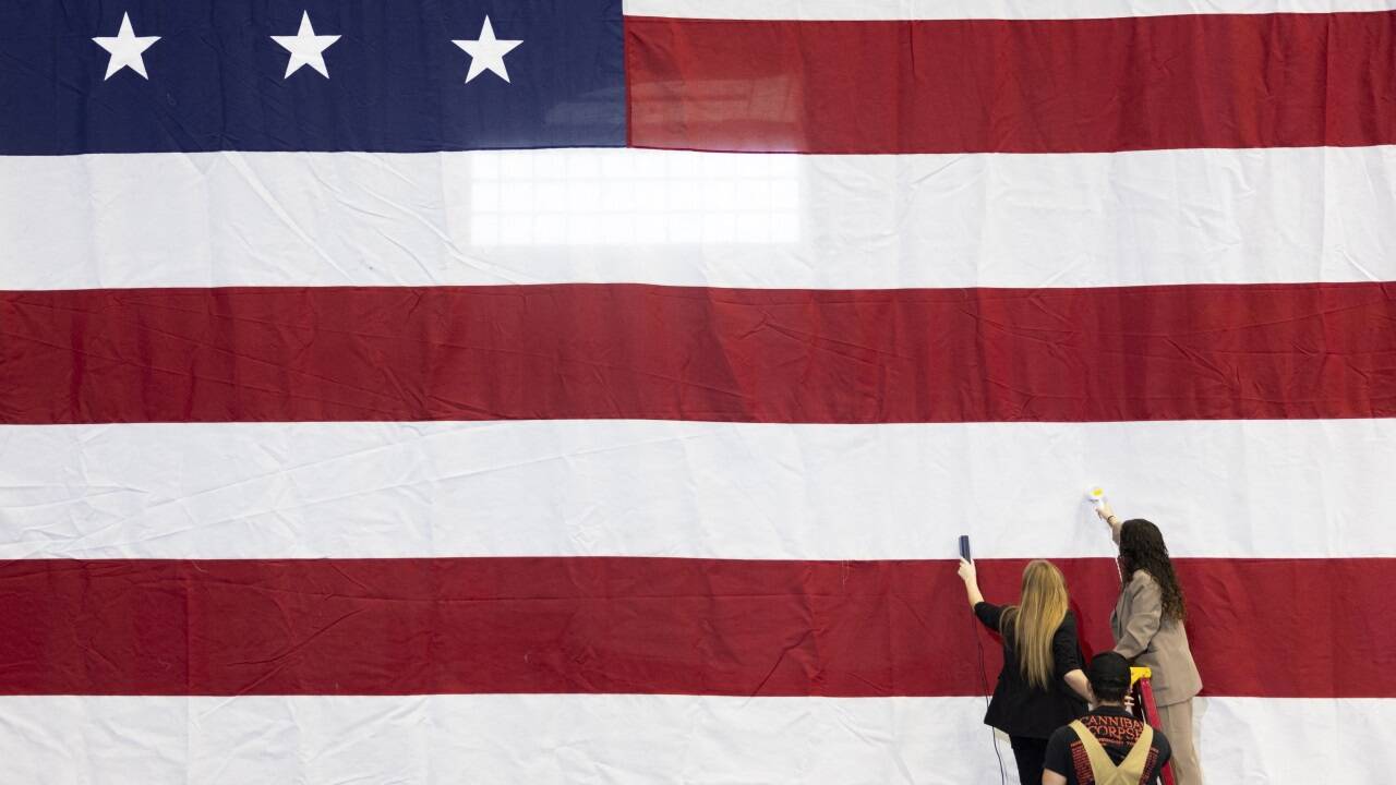 Die US-Flagge wird vor der Präsidentenwahl noch geglättet. Die US-Flagge wird vor der Präsidentenwahl noch geglättet.