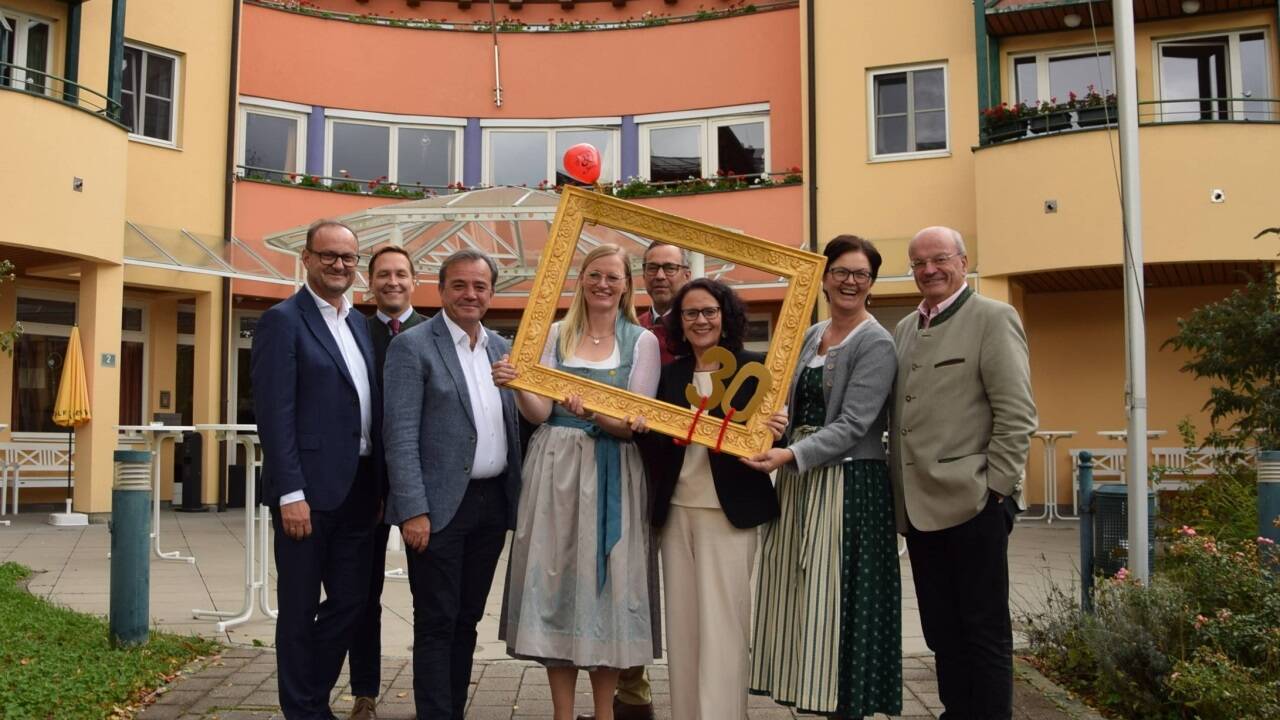 Bei der Feier im Bild v.l. Hilfswerk-Geschäftsführer Hermann Hagleitner, Bürgermeister Michael Prantner (Elixhausen), Landesrat Christian Pewny, Hausleiterin Elisabeth Struber, Bürgermeister Robert Bukovc (Bergheim), Landesrätin Daniela Gutschi, Hilfswerk-Geschäftsführerin Lydia Gruber und Hilfswerk-Präsident Christian Struber. 