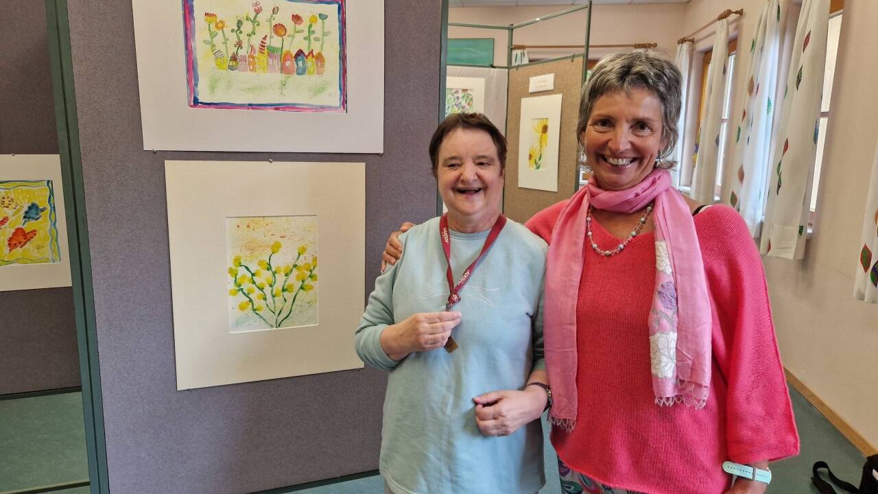 Edeltraud Baschlberger (rechts im Bild, Leiterin Bunte Malgruppe St. Georg) mit Malerin Roswitha Oberholzner. 