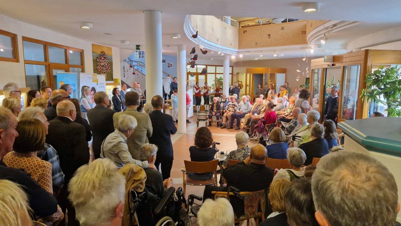 Der Andrang beim Festakt im Foyer des Seniorenzentrums war groß. 