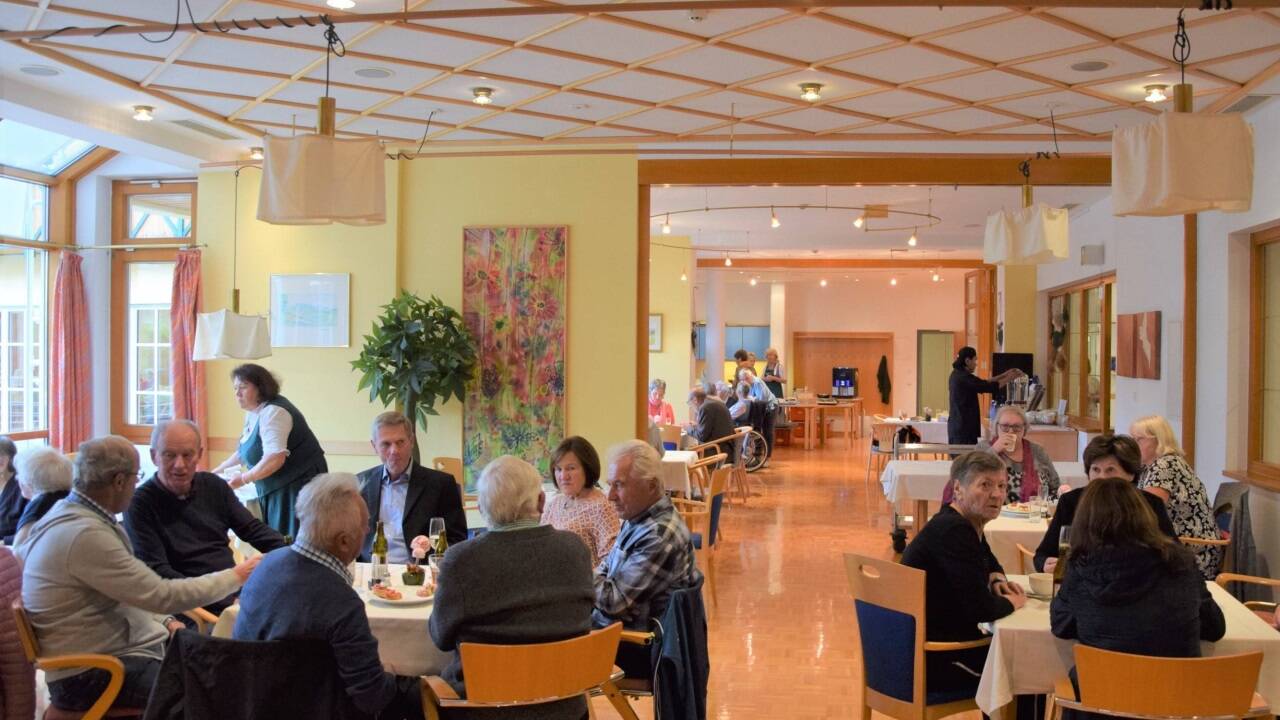 Gemütliche Feier bei Kaffee und Kuchen. 