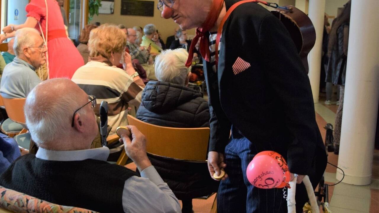 Clowns verteilten Jubiläums-Schokotaler und sorgten für heitere Stimmung. 