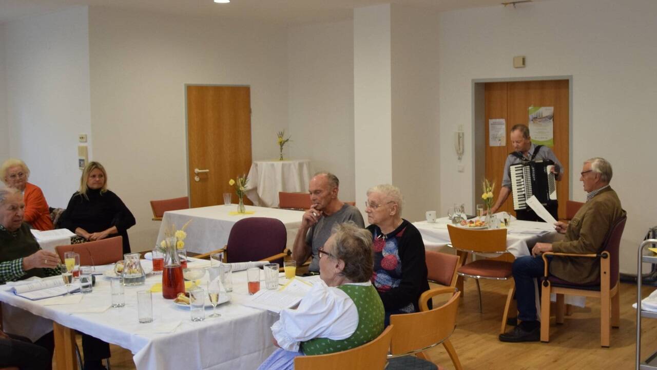 In den neuen Räumlichkeiten des Tageszentrums wurde aufgespielt und gesungen. 